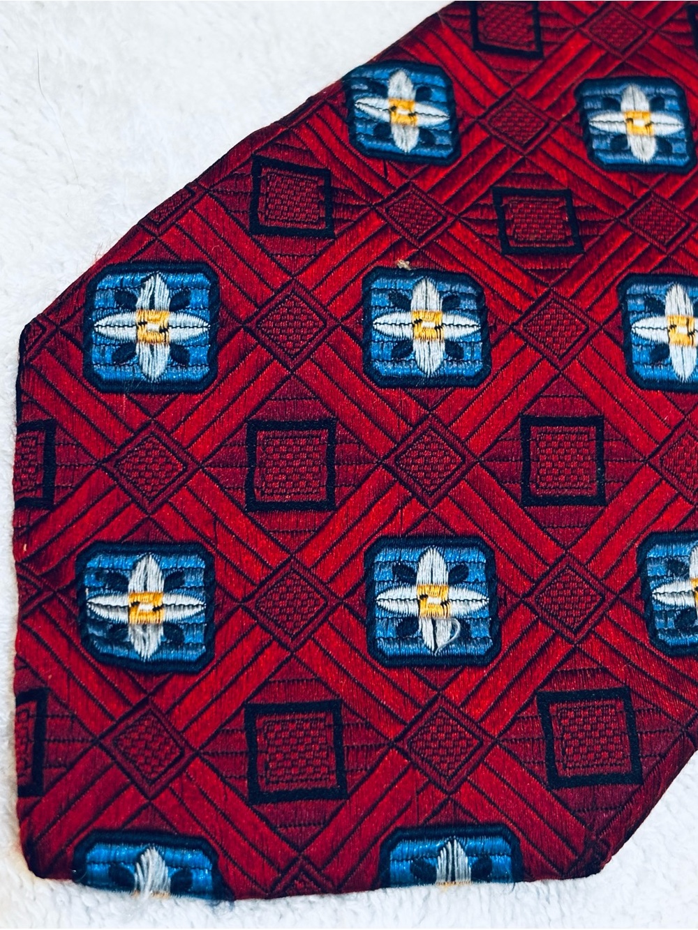 Brand New Stylish Tie By JoS A. Bank (Signature Gold)